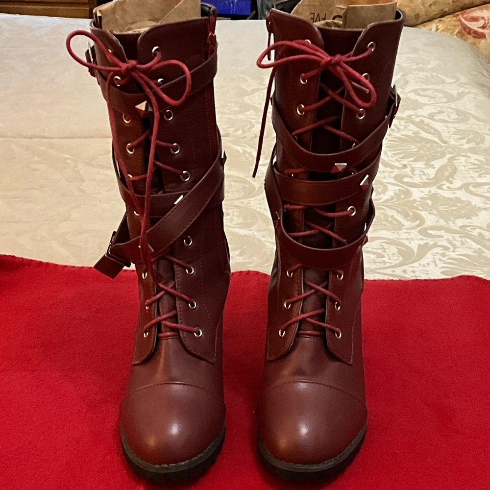 Stylish Buckles Soft Burgundy Lace-Up Boots sz. 7.5